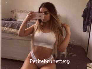 Petitebrunette19